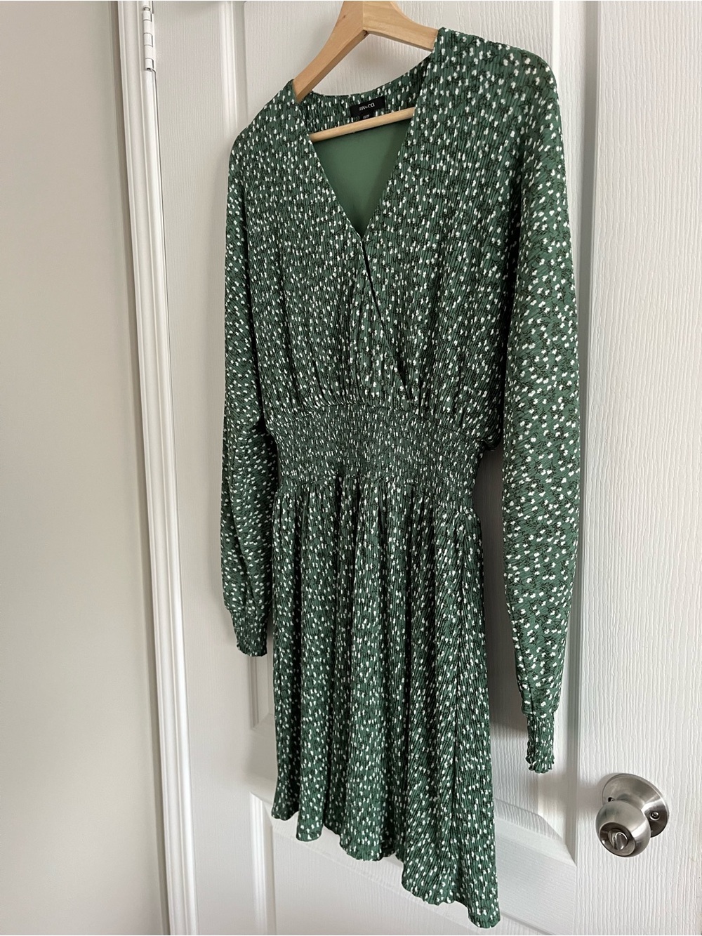 RW&CO. Green V-Neck Smocked-Waist Long Sleeve Dress XS - Picture 7 of 15